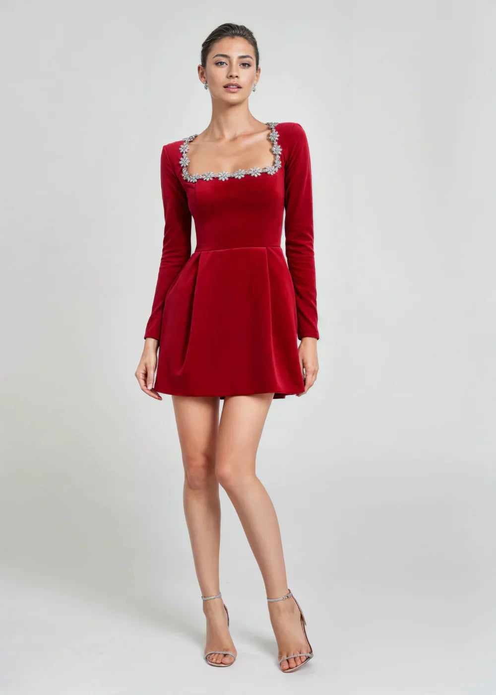Mini-robe pour femme à manches longues, ornée, avec encolure carrée
