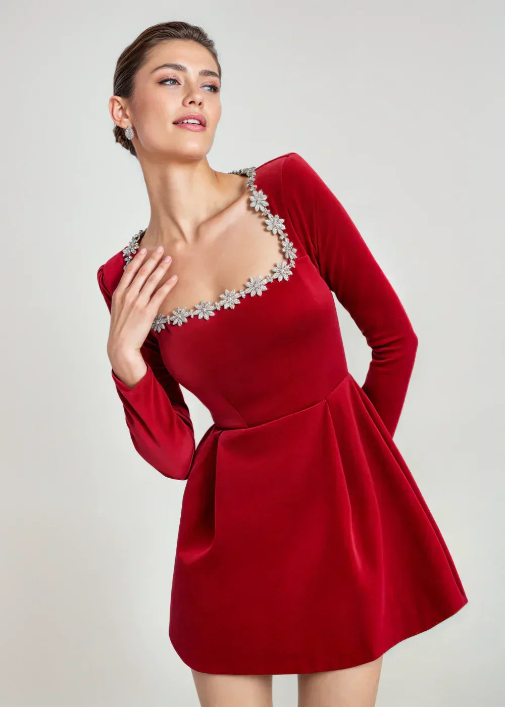 Mini-robe pour femme à manches longues, ornée, avec encolure carrée