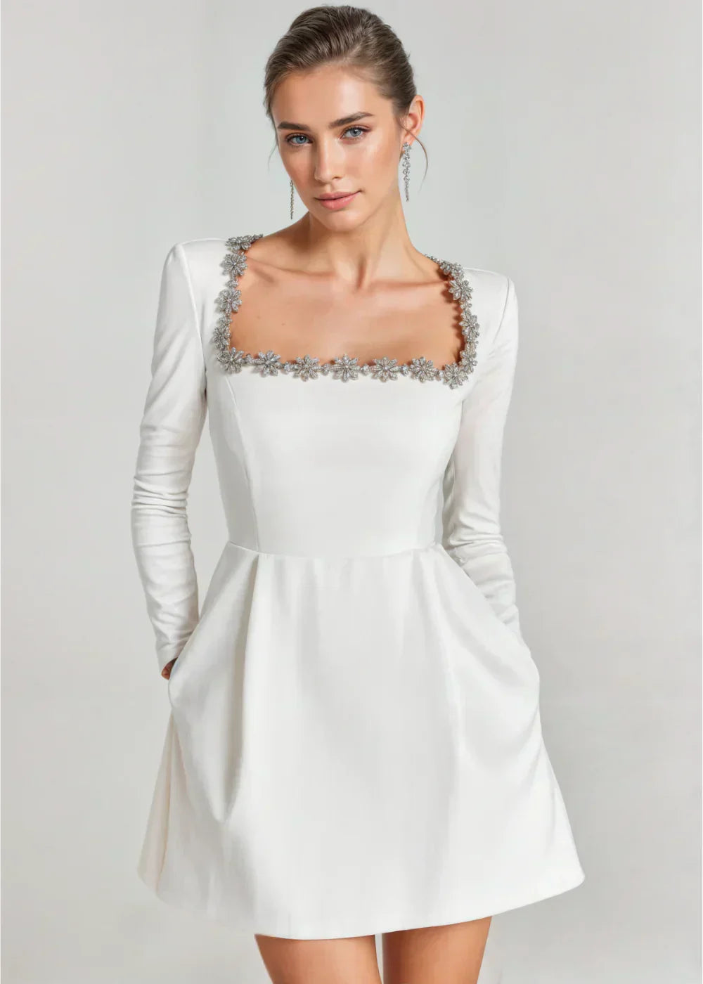 Mini-robe pour femme à manches longues, ornée, avec encolure carrée