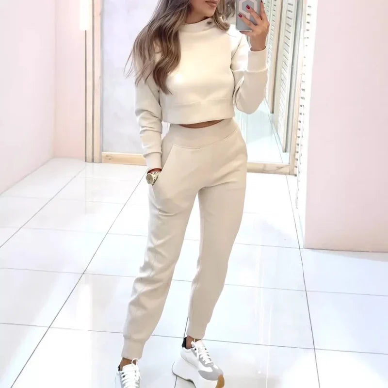 Ensemble d’intérieur pour femme composé d’un sweat-shirt court et d’un pantalon jogger