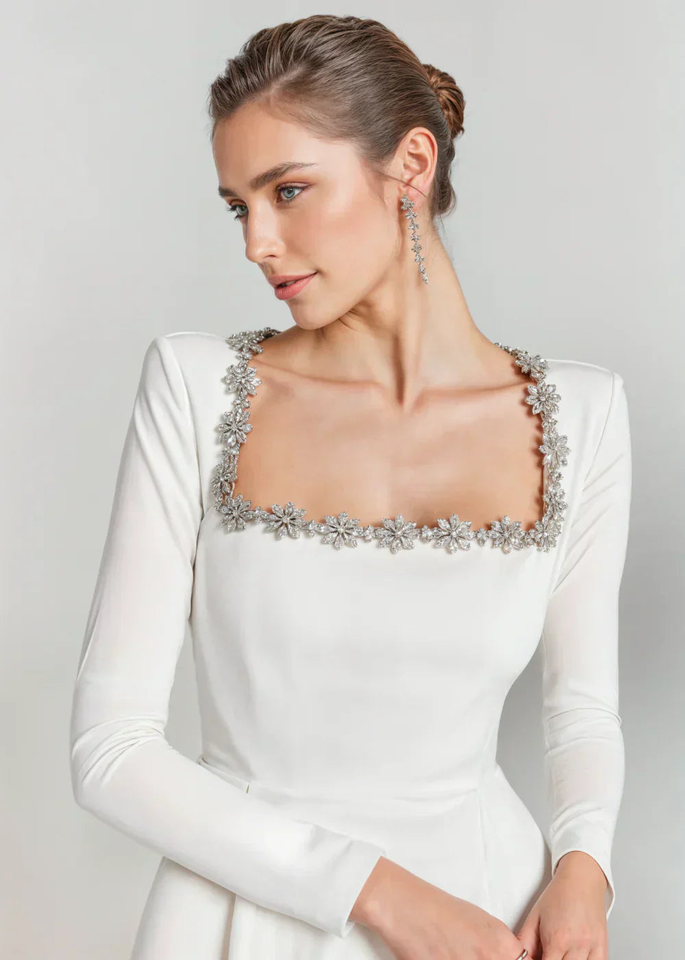Mini-robe pour femme à manches longues, ornée, avec encolure carrée