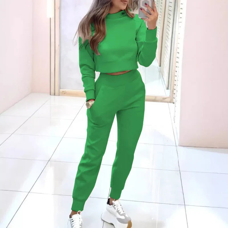 Ensemble d’intérieur pour femme composé d’un sweat-shirt court et d’un pantalon jogger