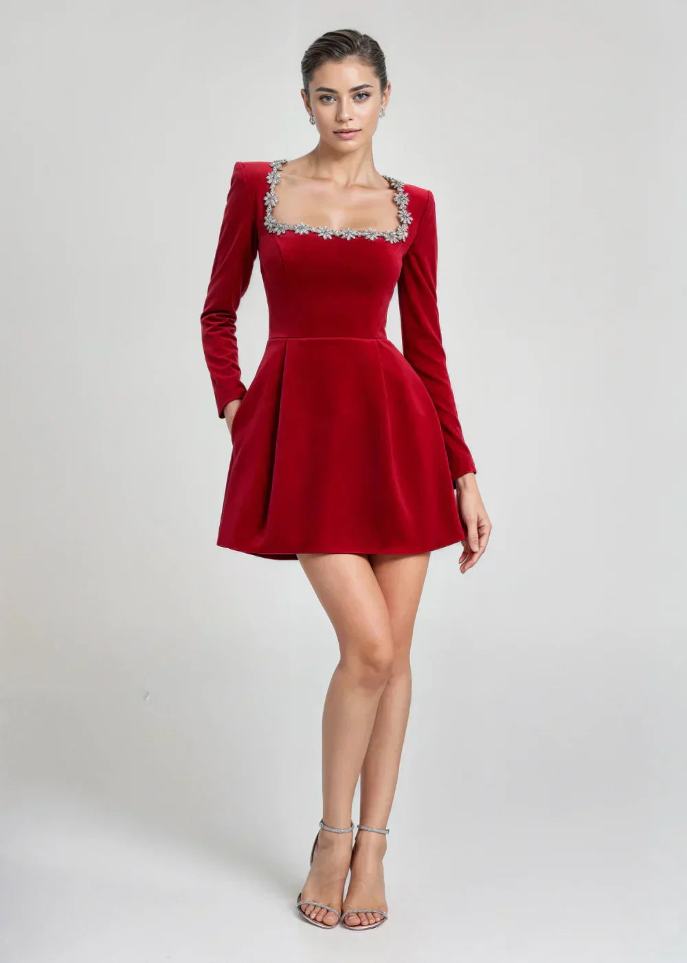 Mini-robe pour femme à manches longues, ornée, avec encolure carrée