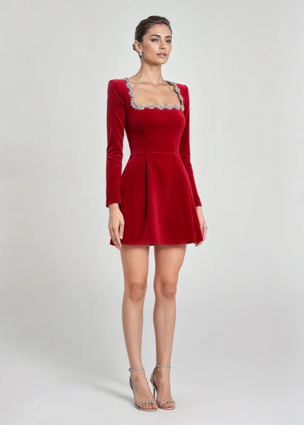 Mini-robe pour femme à manches longues, ornée, avec encolure carrée