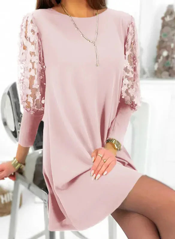 Mini-robe droite avec manches ornées d'applications en dentelle