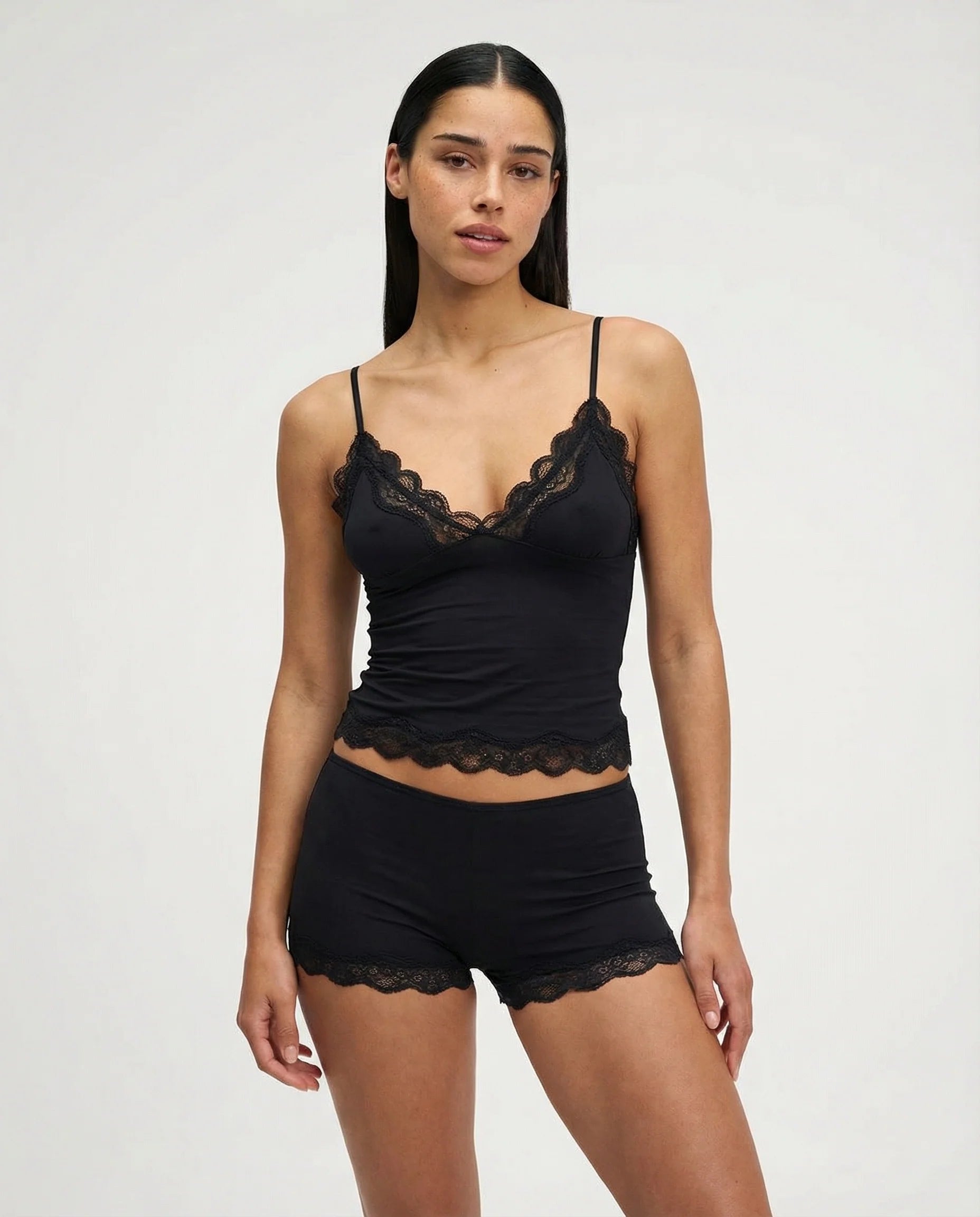Ensemble pyjama femme avec caraco bordé de dentelle et short