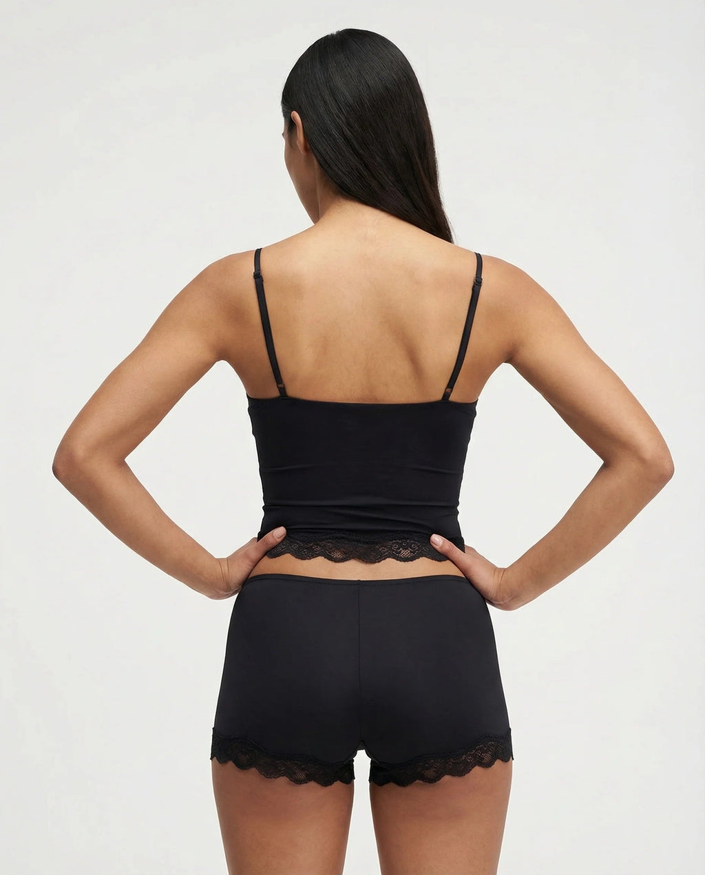 Ensemble pyjama femme avec caraco bordé de dentelle et short