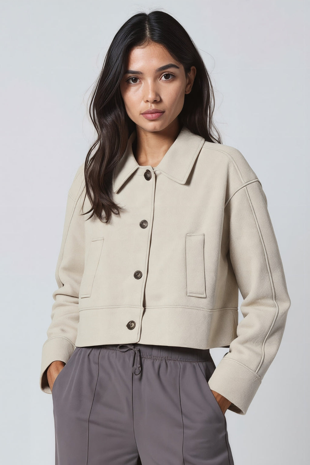 Veste courte à col et fermeture boutonnée sur le devant pour femme