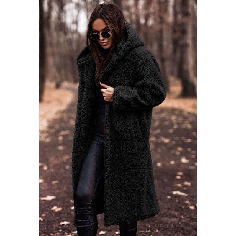 Długi damski płaszcz teddy z oversize’owym kołnierzem