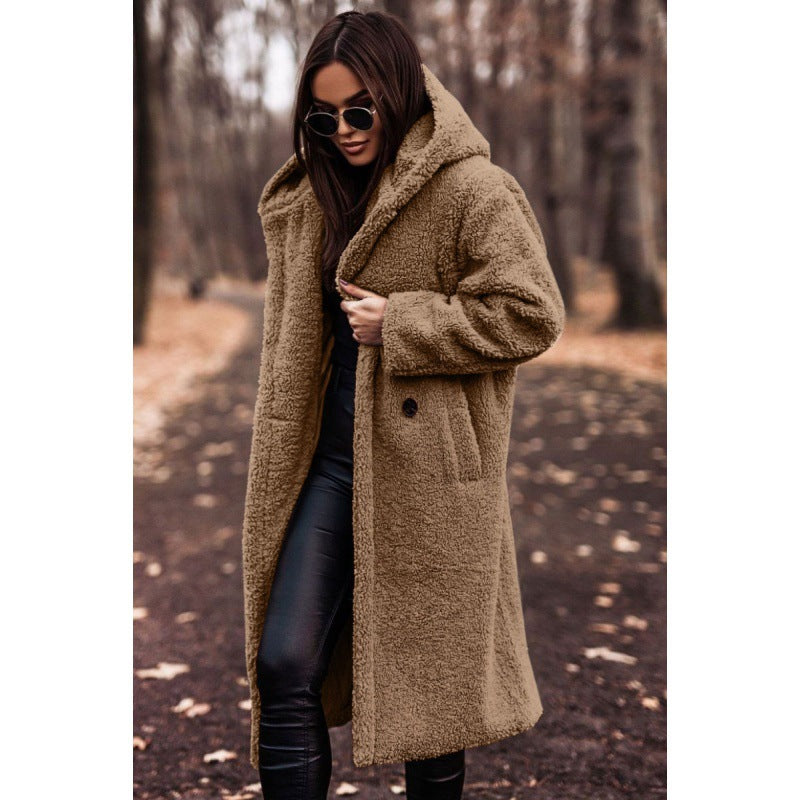 Długi damski płaszcz teddy z oversize’owym kołnierzem