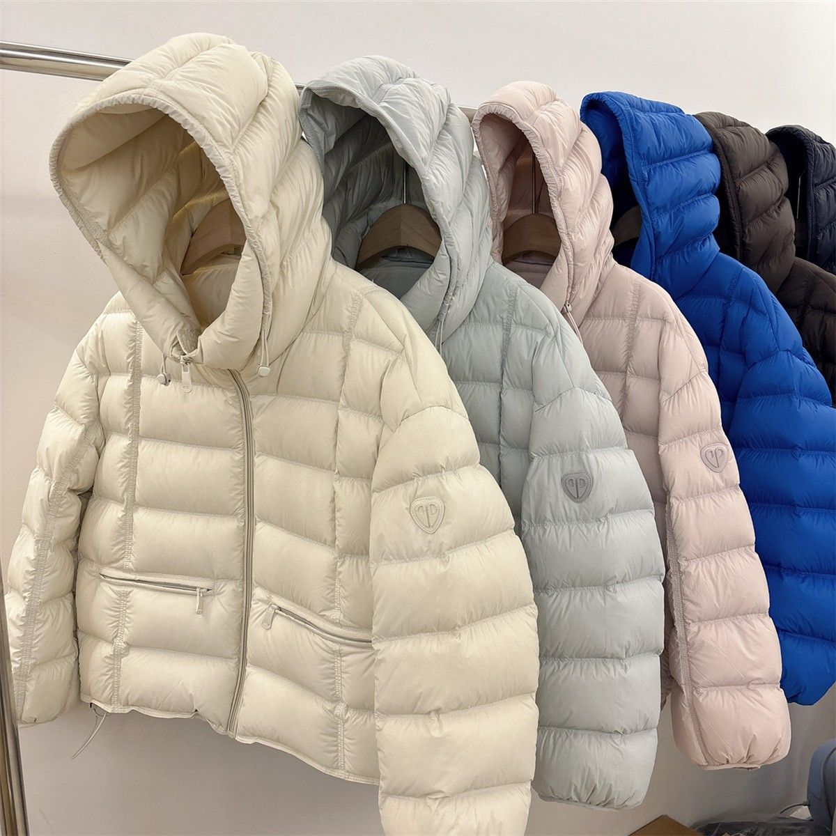 Women’s Hooded Puffer Jacket with Zip Pockets