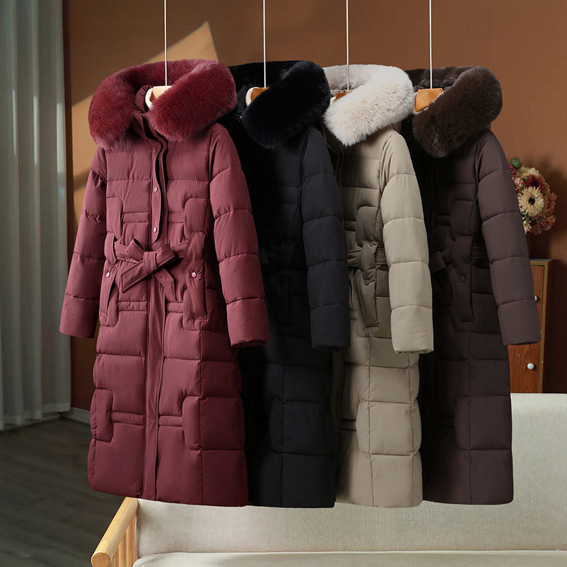 Manteau d’hiver long matelassé pour femme avec capuche en fausse fourrure et ceinture