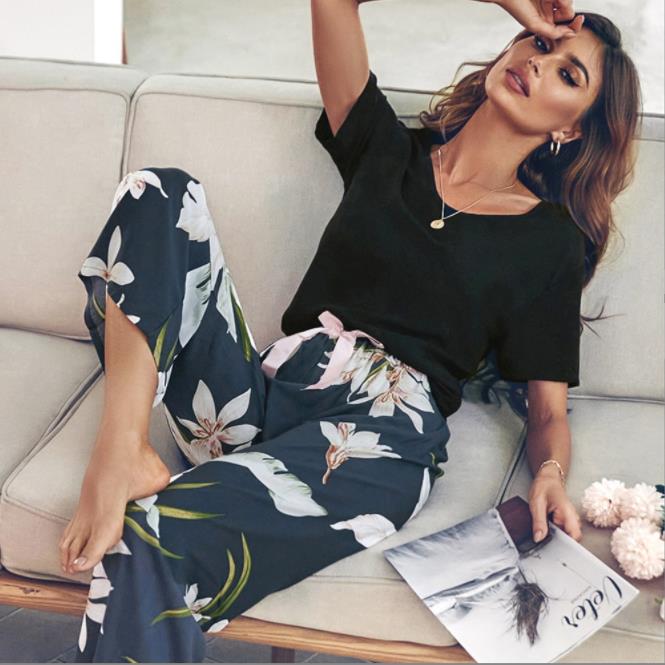 Ensemble pyjama fleuri pour femme avec haut à manches courtes