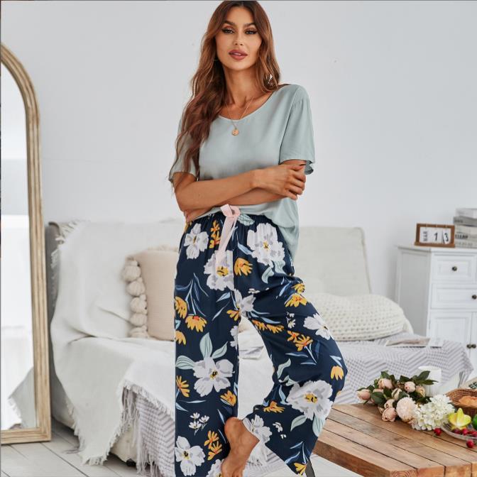 Ensemble pyjama fleuri pour femme avec haut à manches courtes