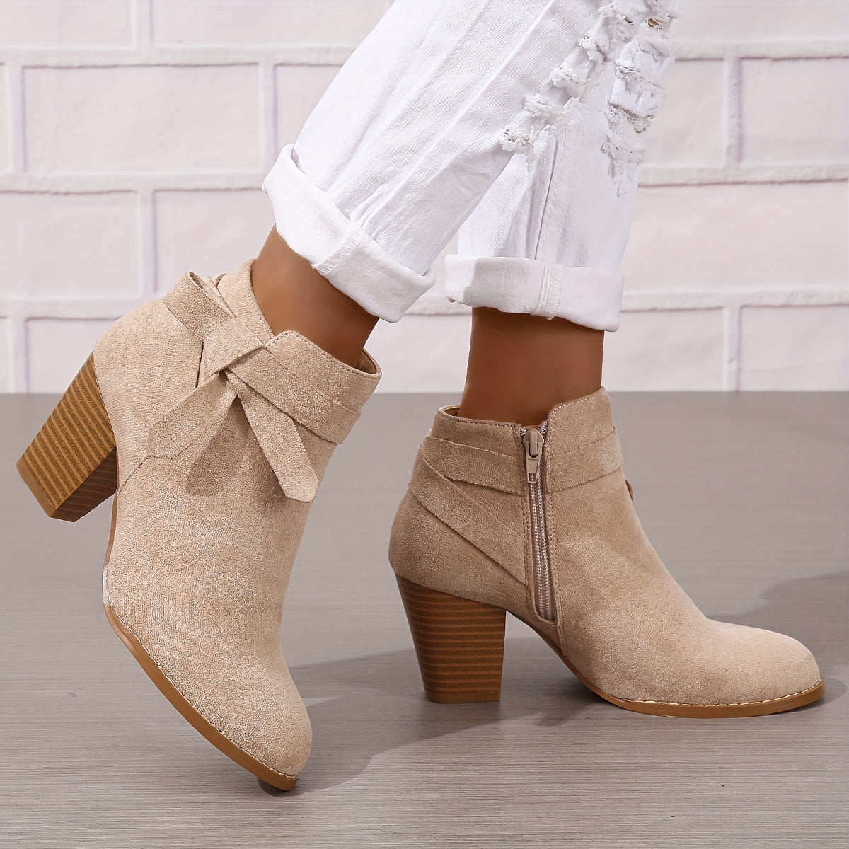 Damskie botki na słupku z ozdobną kokardą