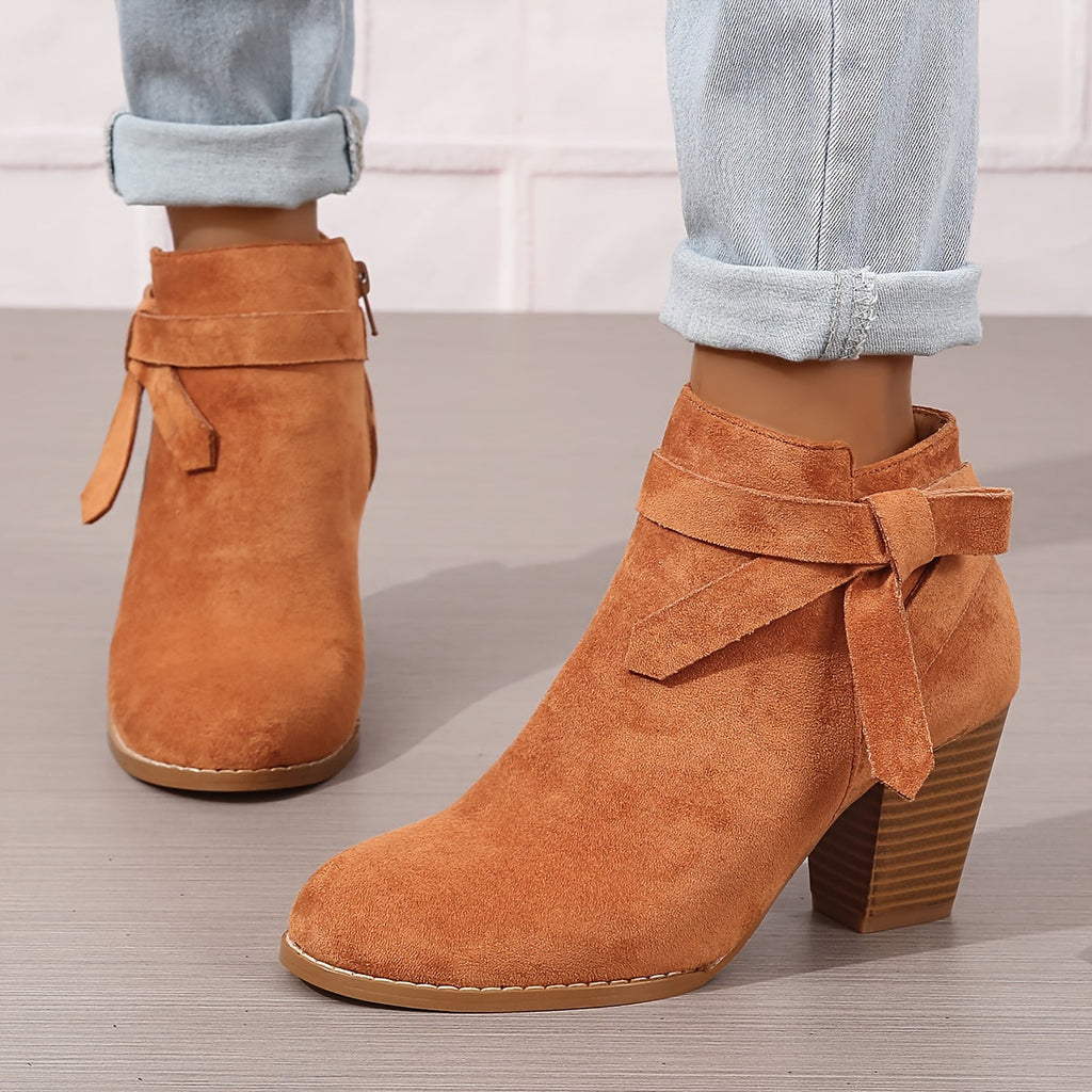 Damskie botki na słupku z ozdobną kokardą