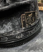 Męski kapelusz z szerokim rondem i czaszką | Styl gotycko-westernowy