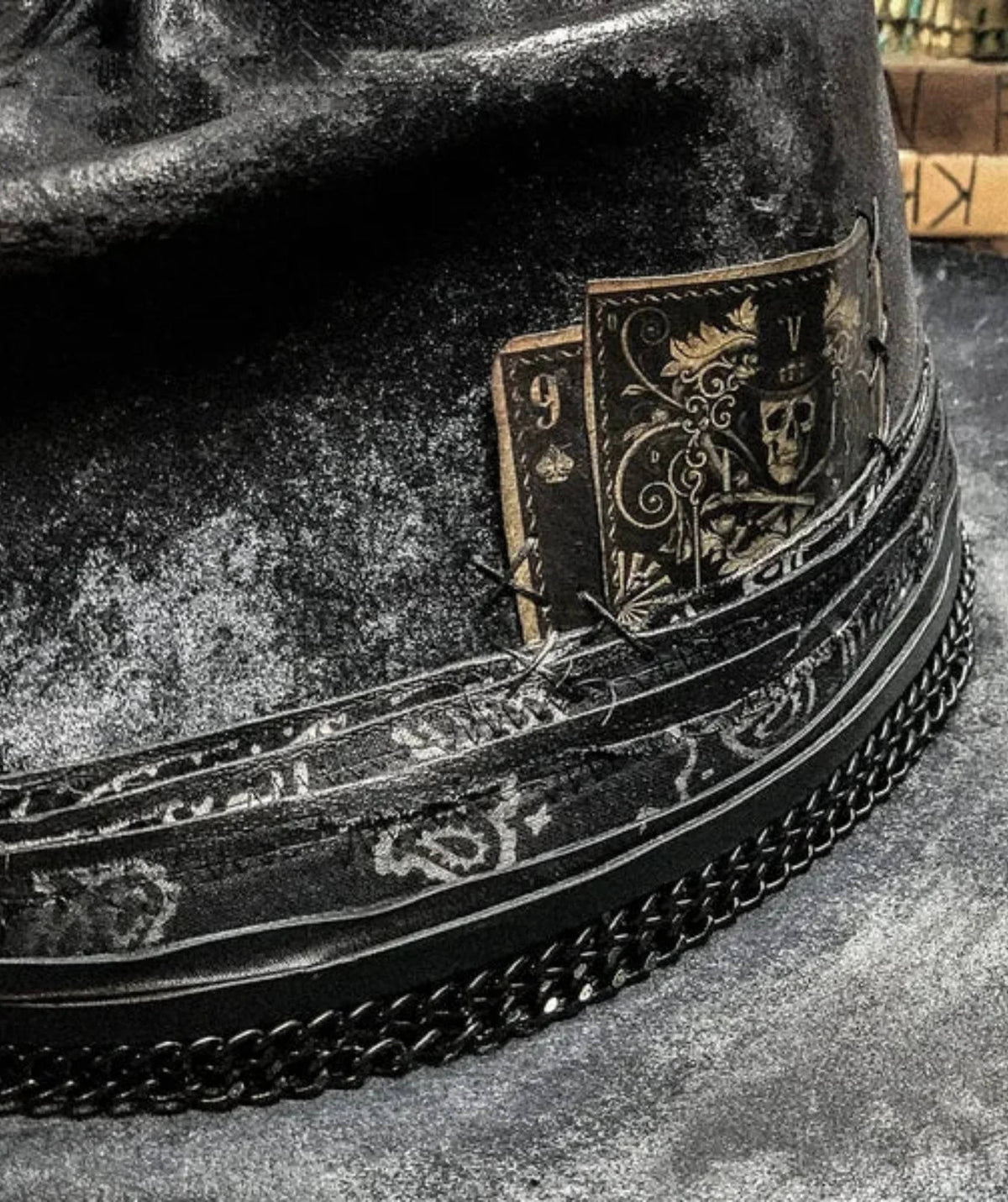 Męski kapelusz z szerokim rondem i czaszką | Styl gotycko-westernowy