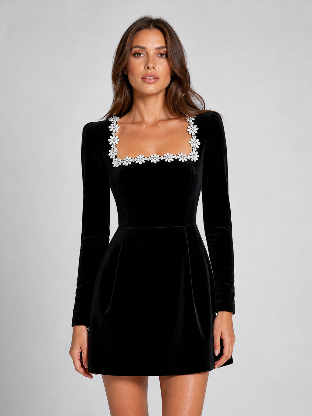 Mini-robe en velours pour femme avec encolure carrée ornée de cristaux