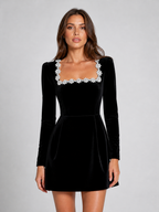 Mini-robe en velours pour femme avec encolure carrée ornée de cristaux