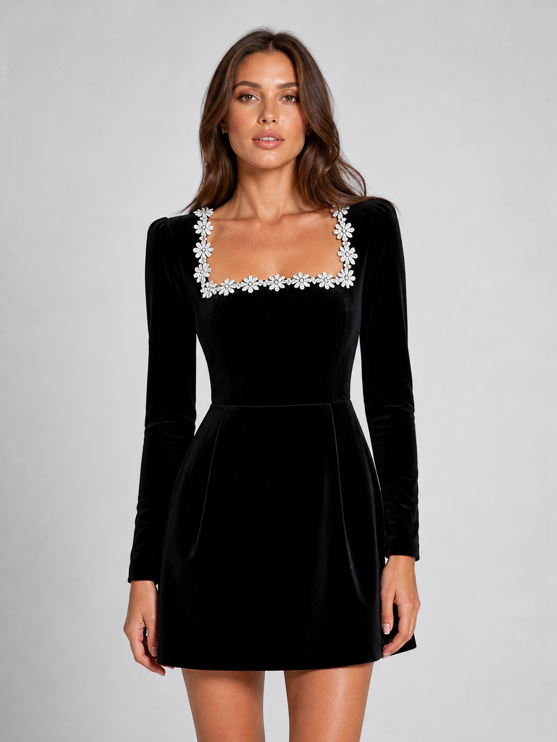 Mini-robe en velours pour femme avec encolure carrée ornée de cristaux