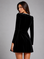Mini-robe en velours pour femme avec encolure carrée ornée de cristaux