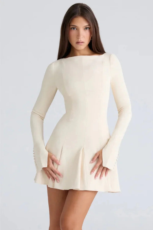 Robe courte à manches longues avec jupe plissée