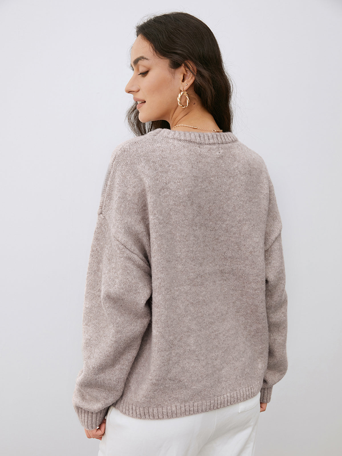 Damski sweter o luźnym kroju z okrągłym dekoltem