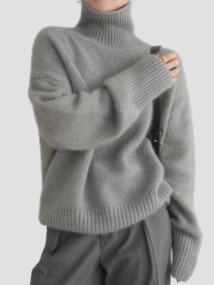 Damski oversize’owy dzianinowy sweter z golfem