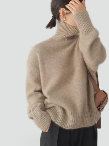 Damski oversize’owy dzianinowy sweter z golfem
