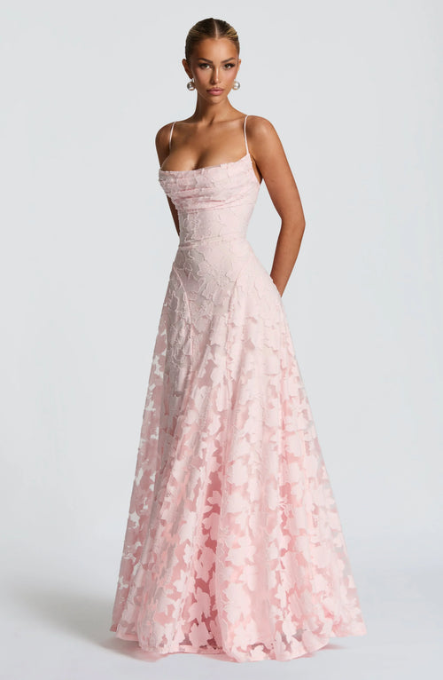 Robe longue en dentelle à fines bretelles