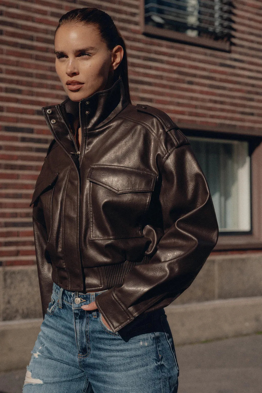 Veste utilitaire courte pour femme en similicuir